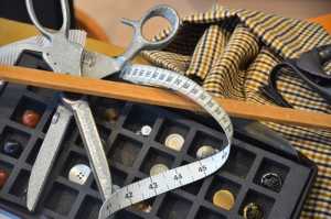 ciseau mettre ruban boutons