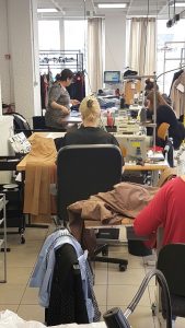 Couturières dans l'atelier Point Retouche 3 Avenue Rhin et Danube 38100 Grenoble